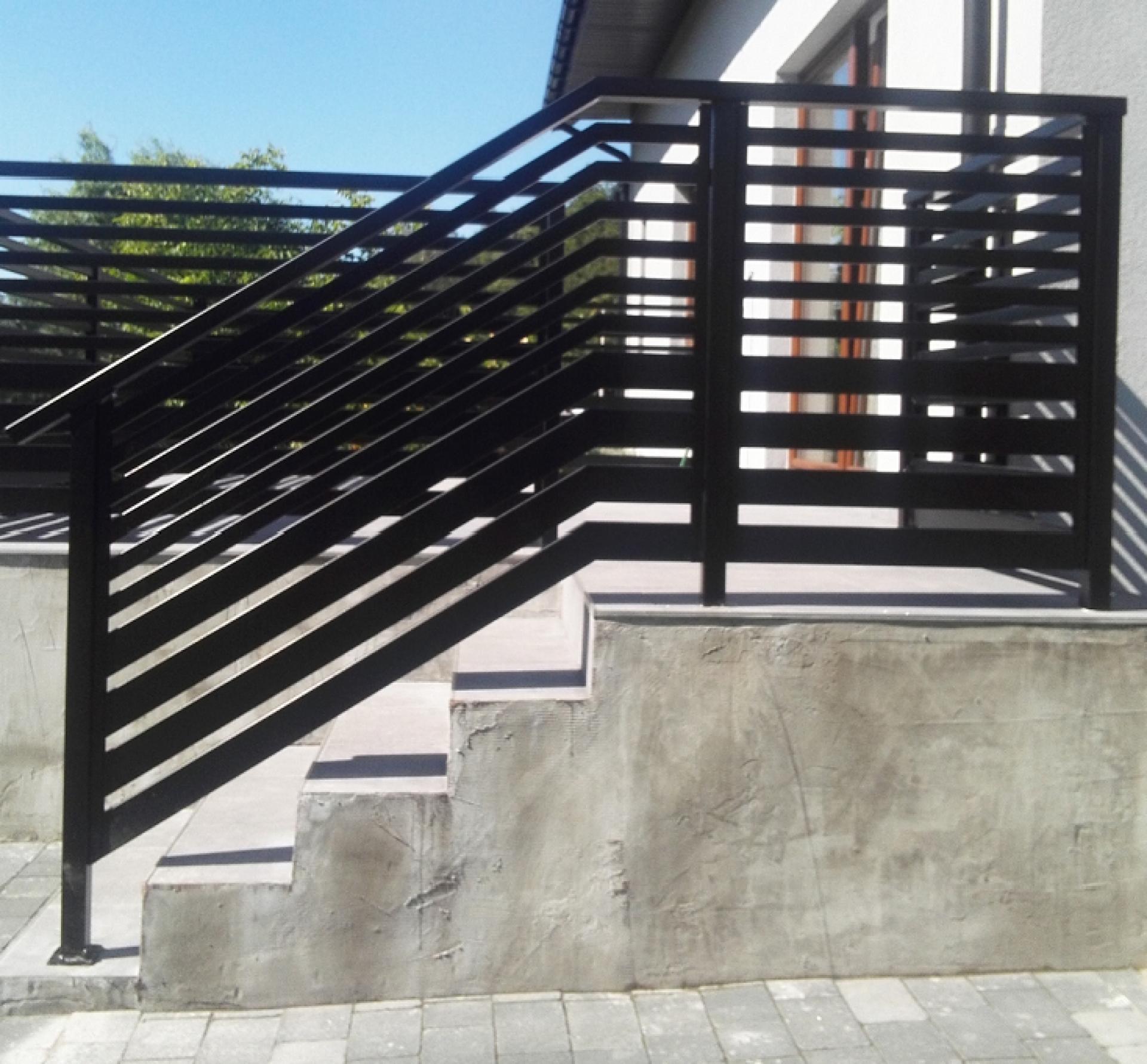 top image 30. Czarna balustrada